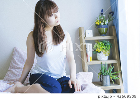 寝起きの女性 42669509