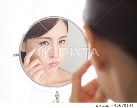 鏡を見て悩む女性 鏡を見て悩む女性 42670144