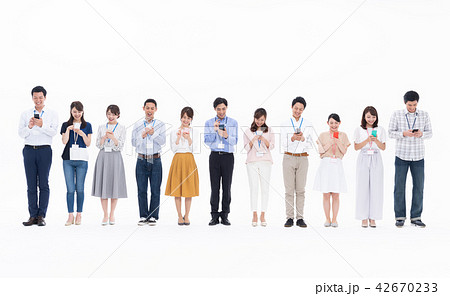 若いビジネスマン（スマホ） 42670233