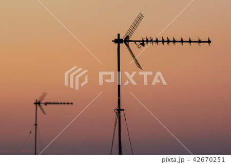 television antennas with a cloudy sky background television antennas with a cloudy sky background 42670251