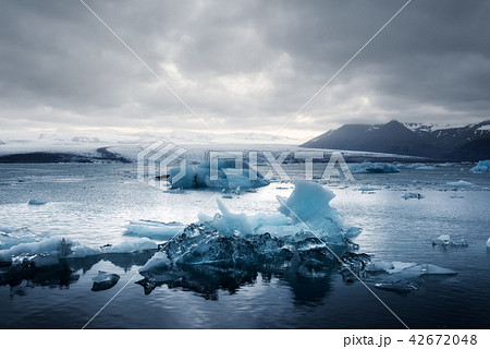 Icebergs in Jokulsarlon glacial lagoon 42672048