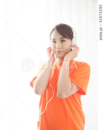 ヨガのポーズをする女性 42673295
