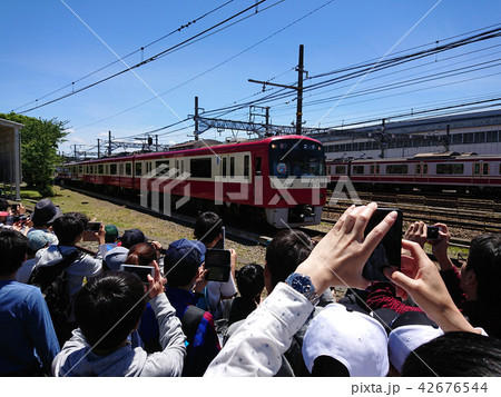 列車を撮影する大勢の鉄道ファン 列車を撮影する大勢の鉄道ファン 42676544