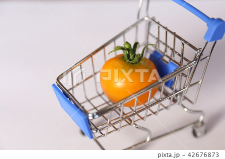 オレンジ色の中玉トマトと買い物かご オレンジ色の中玉トマトと買い物かご 42676873
