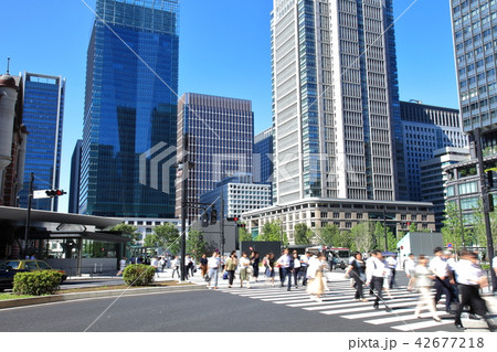 朝の東京駅前　千代田区 42677218
