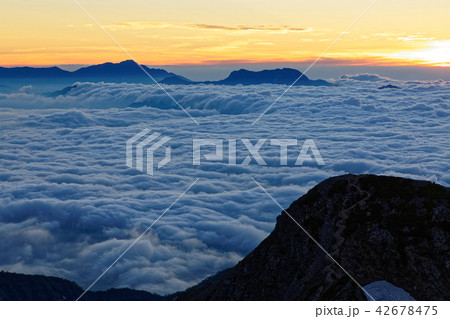夜明けの雲海と鹿島槍北峰・妙高山と高妻山を望む 42678475