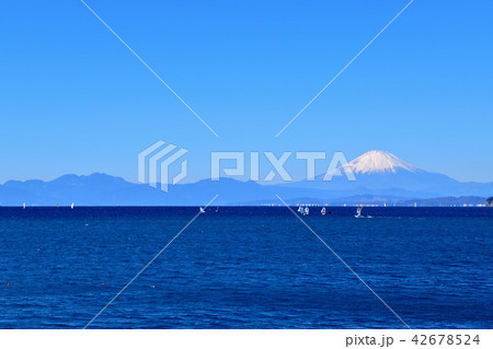 葉山漁港から見る富士山と江の島 葉山漁港から見る富士山と江の島 42678524