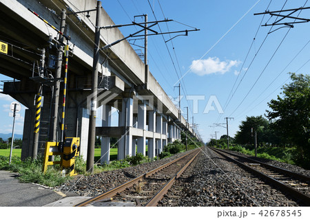 線路と高架線 線路と高架線 42678545