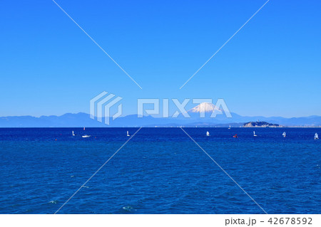 葉山漁港から見る富士山と江の島 42678592