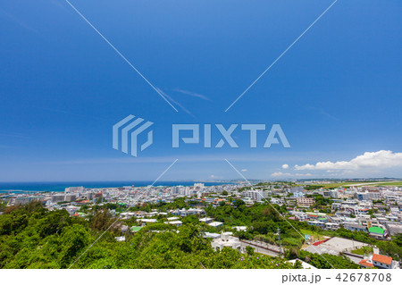 嘉数高台展望台からみおろす宜野湾市 42678708