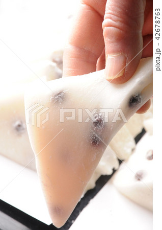 豆餅　たっぷりと黒豆を入れ、ちょっぴり塩気をきかせた手作りの味 42678763