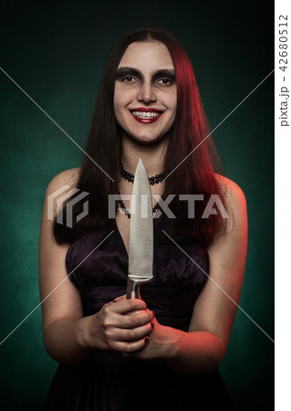woman with knife 42680512