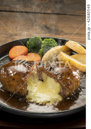 チーズインハンバーグ チーズインハンバーグ 42680549
