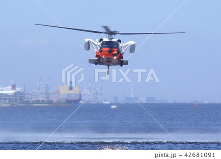 海上で救助訓練を行う海上自衛隊のUH-60J救難ヘリコプター 42681091
