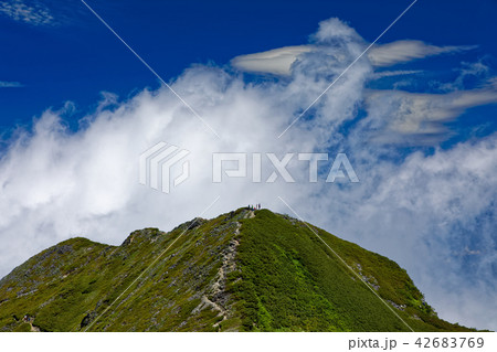 爺ヶ岳南峰から見る雲湧く中峰 42683769