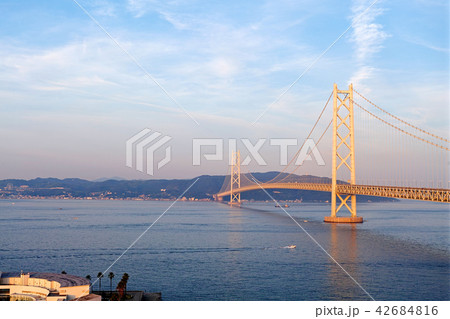 【兵庫県・観光名所】明石海峡大橋 朝焼け 【兵庫県・観光名所】明石海峡大橋 朝焼け 42684816
