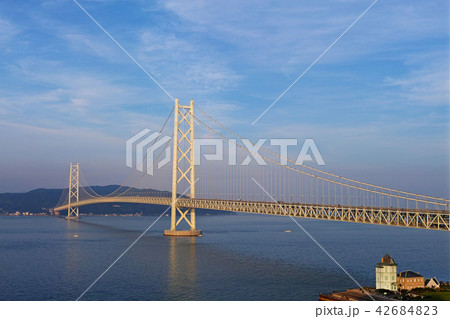 【兵庫県・観光名所】明石海峡大橋 朝焼け 【兵庫県・観光名所】明石海峡大橋 朝焼け 42684823