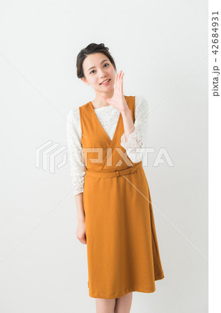 ワンピース姿の女性 42684931