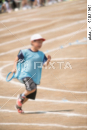徒競走 リレー 運動会イメージ ボケ表現 の写真素材