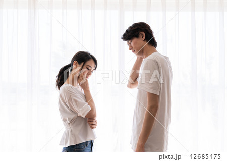 悩むカップル 悩むカップル 42685475