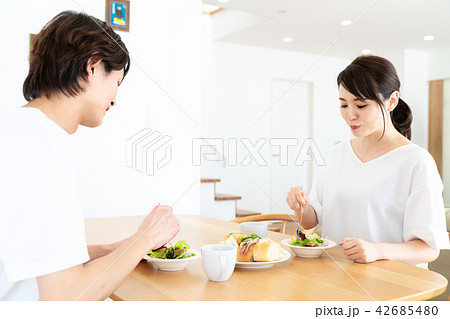 食事をするカップル 42685480