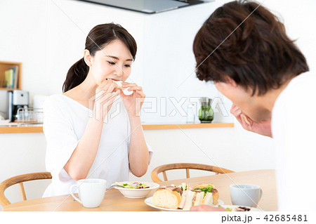 食事をするカップル 42685481