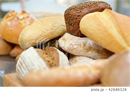 Many mixed breads on the table 42686326
