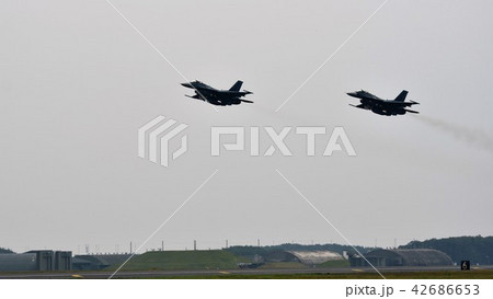 三沢基地を離陸する航空自衛隊のF-2戦闘機 42686653