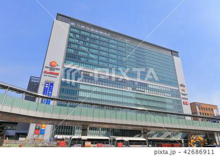 晴天下の新横浜駅ビル 42686911