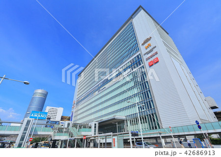 晴天下の新横浜駅ビルと新横浜プリンスホテル 42686913