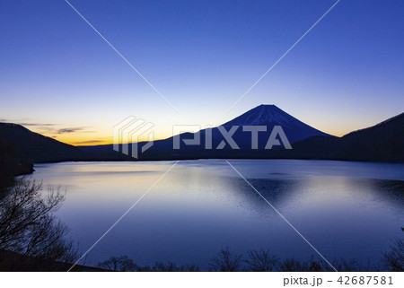 夜明けの富士山 山梨県本栖湖にての写真素材