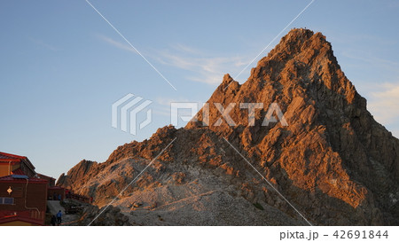 夕日を受ける槍ヶ岳山頂部 42691844