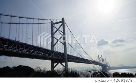 与島パーキングから四国方面へ伸びる瀬戸大橋を見る 与島パーキングから四国方面へ伸びる瀬戸大橋を見る 42691878
