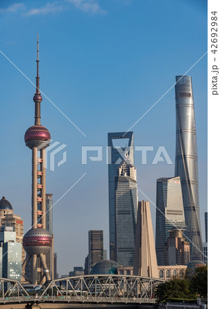 中国・上海の摩天楼と東方明珠電視塔 42692984