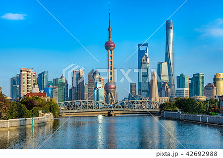 中国・上海の摩天楼と東方明珠電視塔 42692988