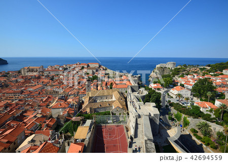 クロアチア　ドゥブロブニクの旧市街（城壁より撮影） 42694559