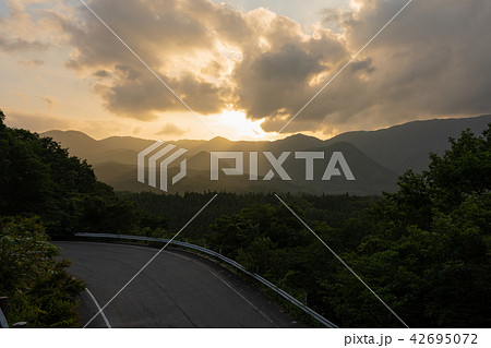 栃木県那須塩原 日塩もみじラインより夕日(7月) 栃木県那須塩原 日塩もみじラインより夕日(7月) 42695072