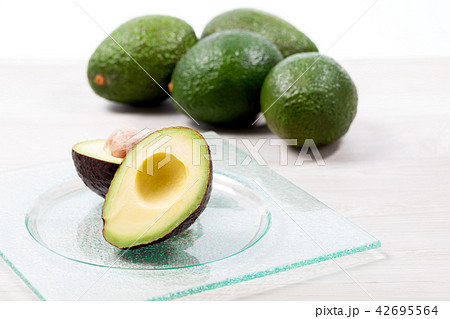 　アボカド　産地：メキシコ 42695564