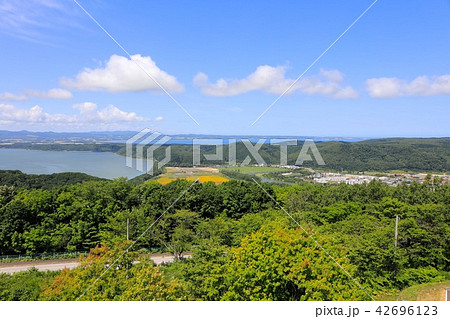 天都山展望台から見る網走湖と能取湖 42696123