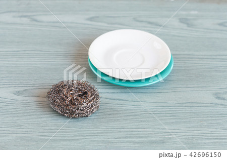 Steel wool with dish on wood table ,cleanning Steel wool with dish on wood table ,cleanning 42696150