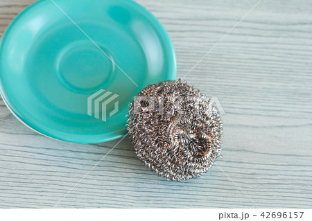 Steel wool with dish on wood table ,cleanning Steel wool with dish on wood table ,cleanning 42696157