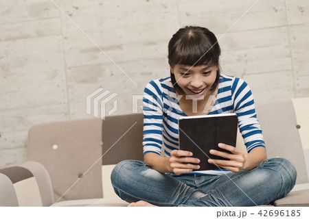 woman use pad 42696185