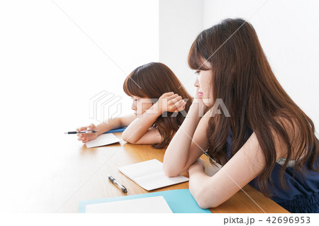 授業に退屈している学生 42696953
