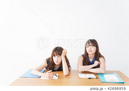 授業に退屈している学生 42696959