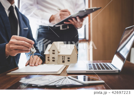 Real estate agent and Sales manager team analysis pricing of ren 42697223