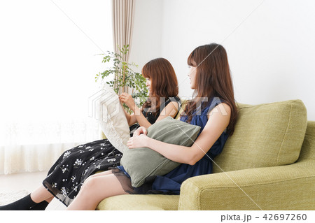 家で女子会する若い女性 42697260