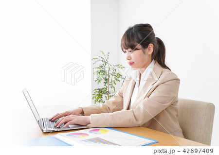 仕事をするビジネスウーマン 42697409