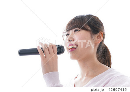 カラオケで歌う女性 カラオケで歌う女性 42697416