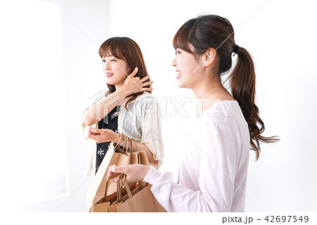 ショッピングをする女性 42697549