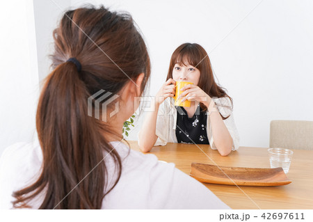 カフェで話す女性 カフェで話す女性 42697611